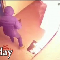 В Оренбурге мужчина плеснул горючим на дверь квартиры и поджёг её