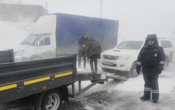 В Оренбуржье полицейские помогли замерзающим пассажирам сломавшейся на трассе 