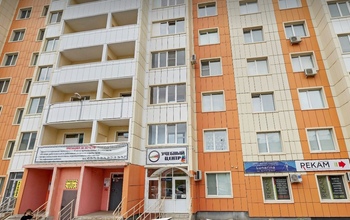 В Оренбурге на улице Карагандинской с 16 этажа выпал молодой мужчина (18+)