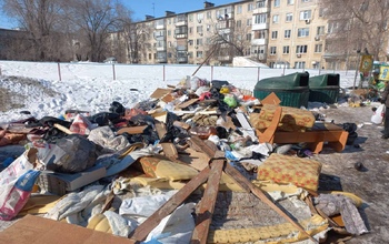 Огромная свалка образовалась во дворе на улице Театральной в Оренбурге
