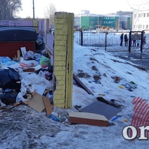 В Оренбурге на улице Родимцева дошколят у детского сада встречает свалка
