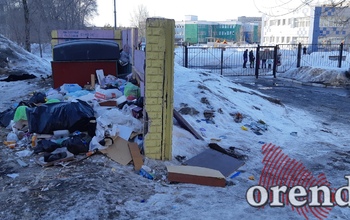 В Оренбурге на улице Родимцева дошколят у детского сада встречает свалка