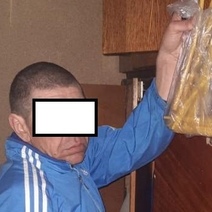 Вор из Шарлыкского района прихватил из чужого дома телефон, пельмени и церковные свечи