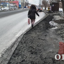 Оренбуржцы подбираются к остановке МЖК, форсируя грязь