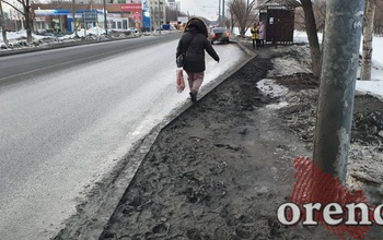 Оренбуржцы подбираются к остановке МЖК, форсируя грязь