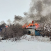 В Адамовском районе огонь уничтожил четырехквартирный дом