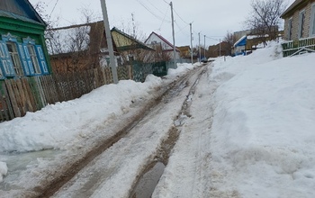 Жители села Асекеево вынуждены маневрировать по колее из наледи