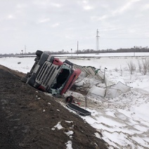 Под Бузулуком водитель попавшей в ДТП фуры погиб при попытке выбраться из кабины (18+)