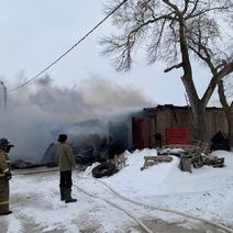 В Соль-Илецке на горящем складе обрушилась кровля