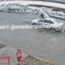 В Оренбурге водитель разбил два припаркованных авто и скрылся