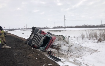Под Бузулуком водитель попавшей в ДТП фуры погиб при попытке выбраться из кабины (18+)