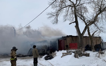 В Соль-Илецке на горящем складе обрушилась кровля