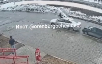 В Оренбурге водитель разбил два припаркованных авто и скрылся