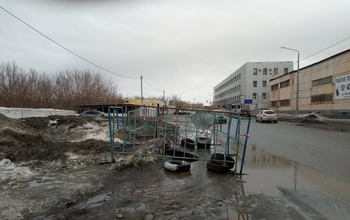 В Оренбурге на улице Орской у дороги обнаружили провал