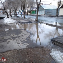 В Оренбурге на ул. Степана Разина из-за луж на кривых тротуарах не выйти из дворов