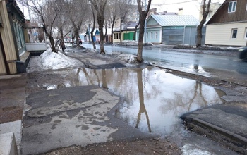 В Оренбурге на ул. Степана Разина из-за луж на кривых тротуарах не выйти из дворов