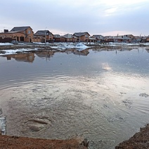 Жители Экодолья Оренбургского района ужаснулись от количества пришедшей с полей воды