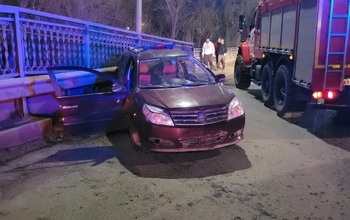 В Оренбурге спасатели деблокировали пострадавшего мужчину из салона 