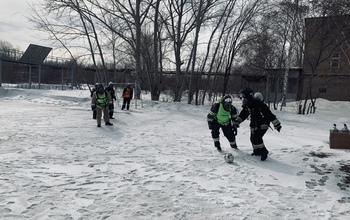 Оренбургские пожарные сыграли в футбол в полной экипировке