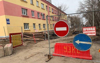 В Оренбурге устраняют коммунальную аварию на улице Томилинской