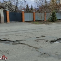 Жители Ростошей недовольны, что их дороги покрылись ямами, а разметка исчезла