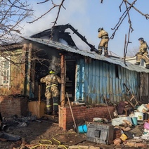 В Бугуруслане огонь рисковал переброситься с горящего дома на соседние