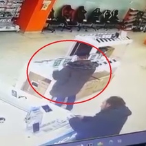 В Оренбурге мужчина средь бела дня похитил телефон с витрины магазина на Советской