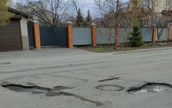 Жители Ростошей недовольны, что их дороги покрылись ямами, а разметка исчезла