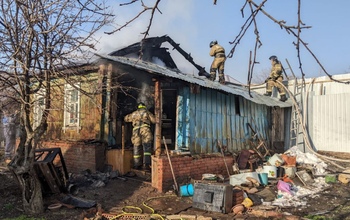 В Бугуруслане огонь рисковал переброситься с горящего дома на соседние