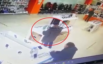 В Оренбурге мужчина средь бела дня похитил телефон с витрины магазина на Советской