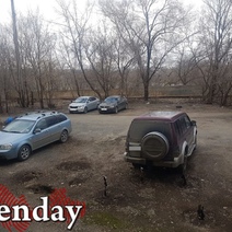 В Оренбурге автолюбители превратили газон под окнами жилого дома в парковку