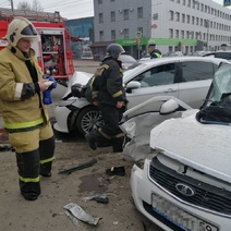 В Оренбурге на пересечении пр. Победы и Орской ДТП: в машинах зажало двух человек