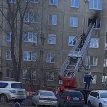 В Оренбурге на улице Брестской загорелся балкон в многоэтажке