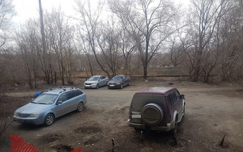 В Оренбурге автолюбители превратили газон под окнами жилого дома в парковку