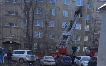 В Оренбурге на улице Брестской загорелся балкон в многоэтажке