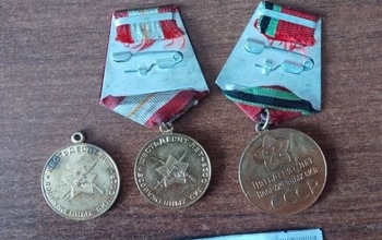 В Оренбурге мужчина на ж/д вокзале пытался продать награды своего дедушки