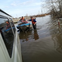 Под Соль-Илецком из отрезанного из-за воды поселка на лодке эвакуировали девочку