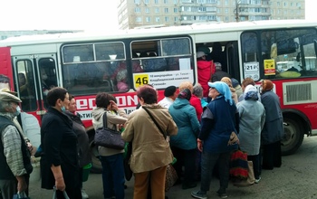 Жители Оренбурга вынуждены толпой втискиваться в ПАЗ