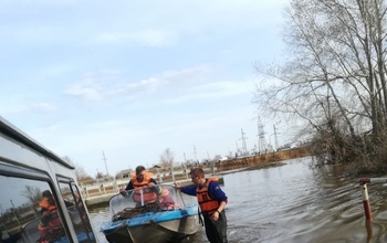 Под Соль-Илецком из отрезанного из-за воды поселка на лодке эвакуировали девочку