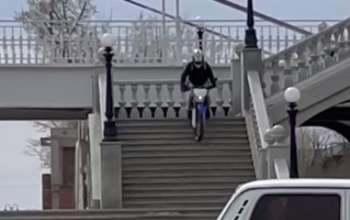 В Оренбурге по набережной Урала рассекал мотоциклист
