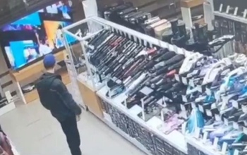 В Оренбурге мужчина стащил из магазина робот-пылесос