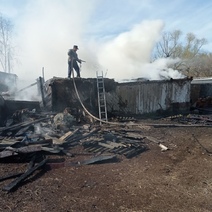 В Сакмарском районе огонь уничтожил надворные построки