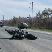 В Оренбурге по пути в аэропорт мотоциклист насмерть сбил пешехода (18+)
