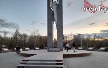 Памятник воинам-интернационалистам в Оренбурге вновь облюбовали малолетние вандалы