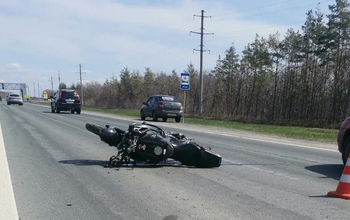 В Оренбурге по пути в аэропорт мотоциклист насмерть сбил пешехода (18+)