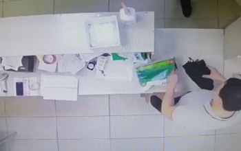 Парень из Оренбурга отправил покупателю вместо майки с автографом старые спортивные штаны