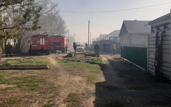 В Орске из-за возгорания сухой травы и мусора вспыхнули два дома