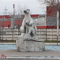 В Оренбурге скульптура белых медведей выглядит неухоженной и забытой