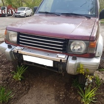 В одном из дворов Оренбурга автохамы воюют с цветочниками