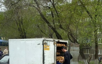 В Оренбурге водитель хлебовозки голыми руками хватается за хлеб